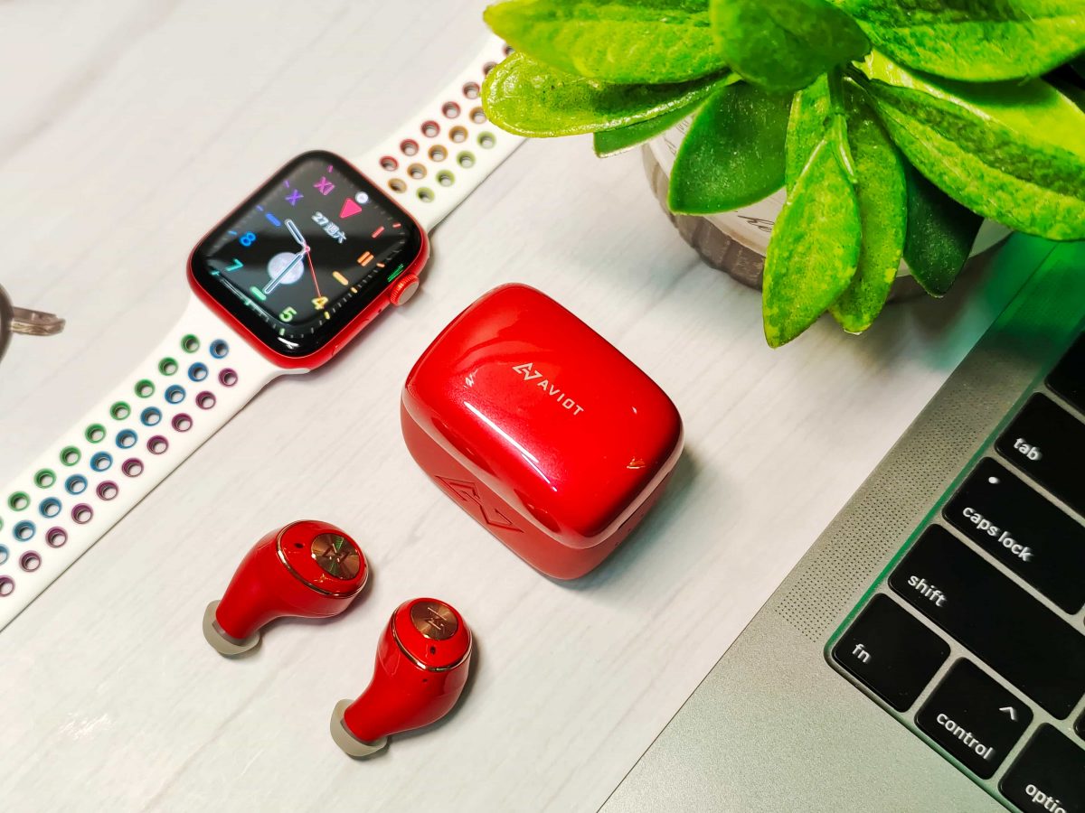 AVIOT TE-D01m耳機、Apple Watch、紅色外觀